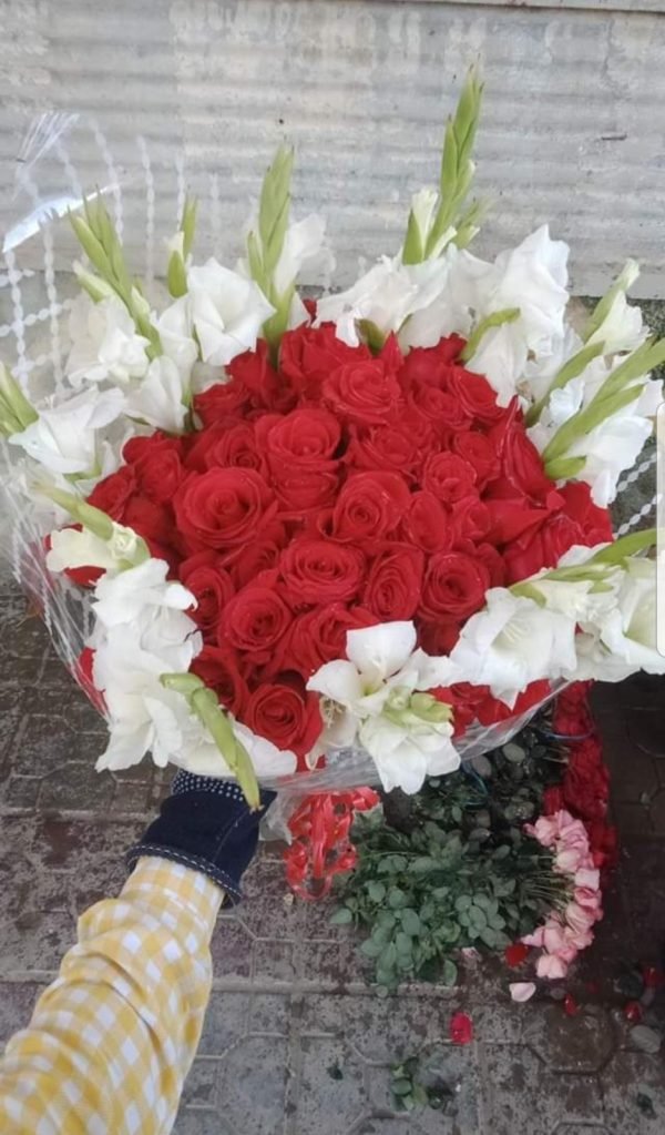 Dozen Gladious With Roses