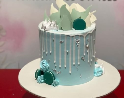 Customized Elegant Desinger Fresh Cake For Special Events